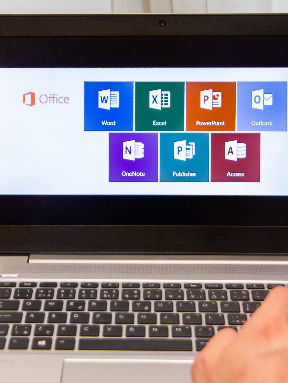 Écran d'ordinateur affichant les applications Microsoft Office et un pointeur de souris.