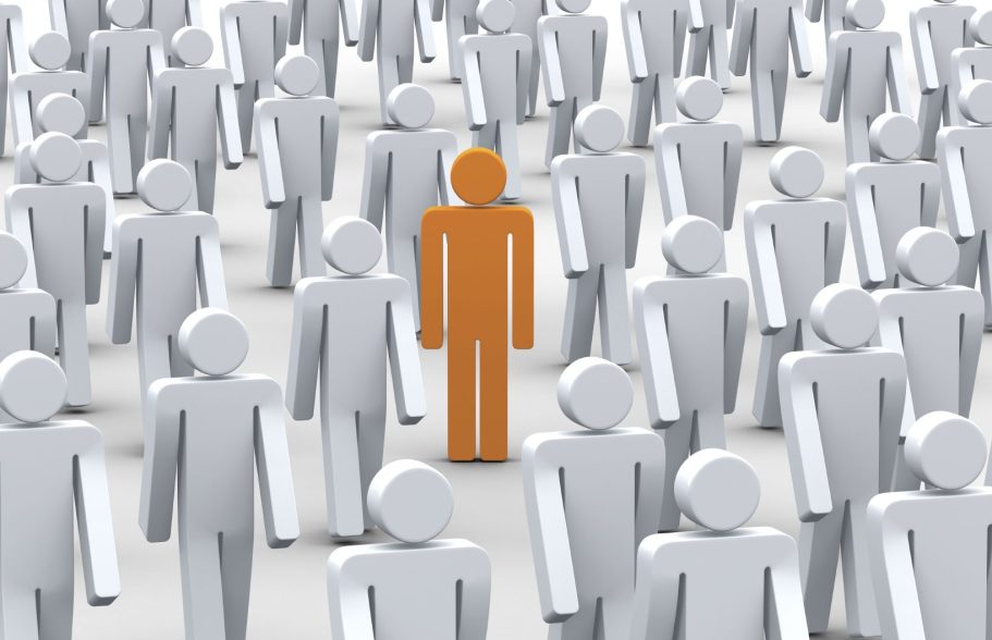 Une silhouette orange se démarque parmi une foule de silhouettes grises.