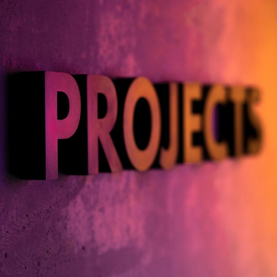 Texte en relief "PROJECTS" sur un fond dégradé violet et orange.